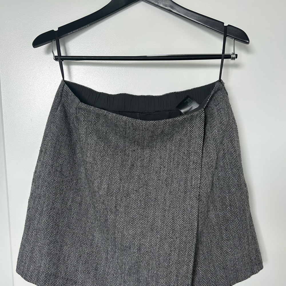Uniqlo Black and Gray A-Line Skort